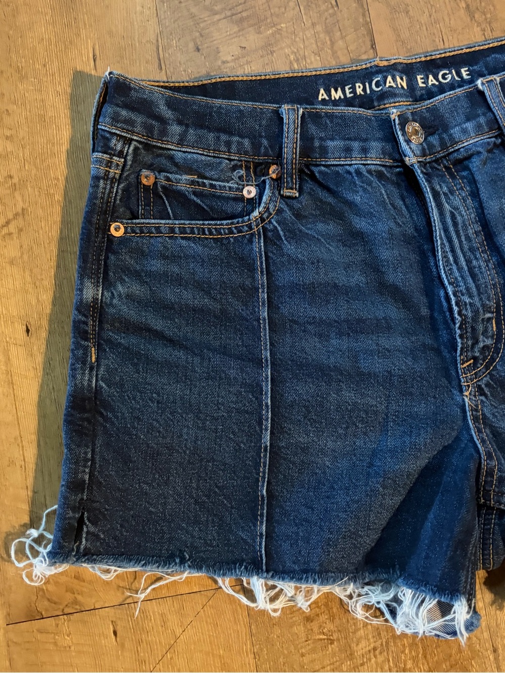 American Eagle Strigid Relaxed Denim Shorts Sz 8 Dark Wash Raw Hem - Picture 4 of 12